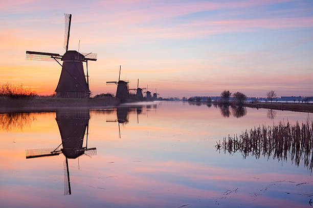 tradycyjne wiatraki w sunrise, kinderdijk, holandia - polder windmill space landscape zdjęcia i obrazy z banku zdjęć