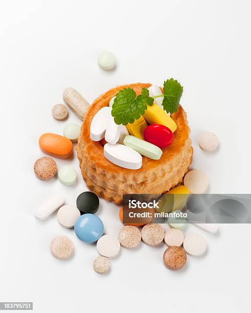Pílulas E De Pastelaria - Fotografias de stock e mais imagens de Alimentação Não-saudável - Alimentação Não-saudável, Comida, Comprimido