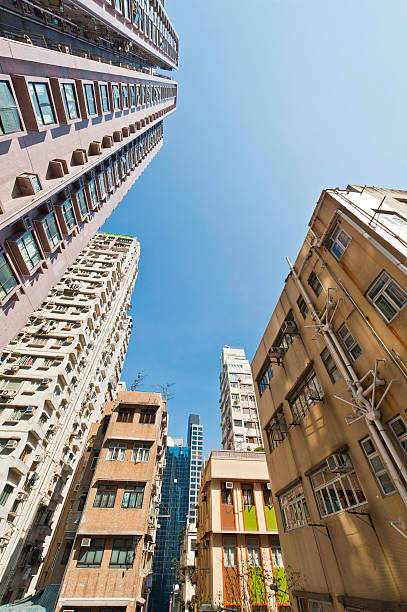 hébergement de type appartement foule de gratte-ciel situé à quelques rues des étirements afin d'air china - clear sky hong kong island hong kong china photos et images de collection