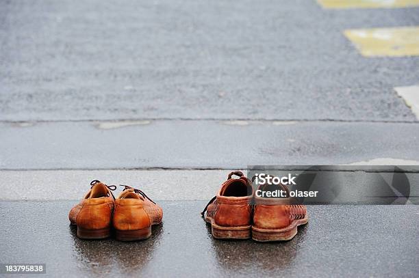 Buty Na Chodnik - zdjęcia stockowe i więcej obrazów W rzędzie - W rzędzie, Dwa przedmioty, Obuwie