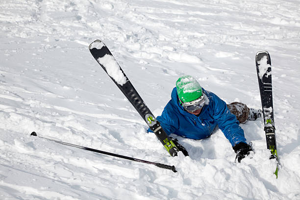 accidente de esquí - ski insurance fotografías e imágenes de stock