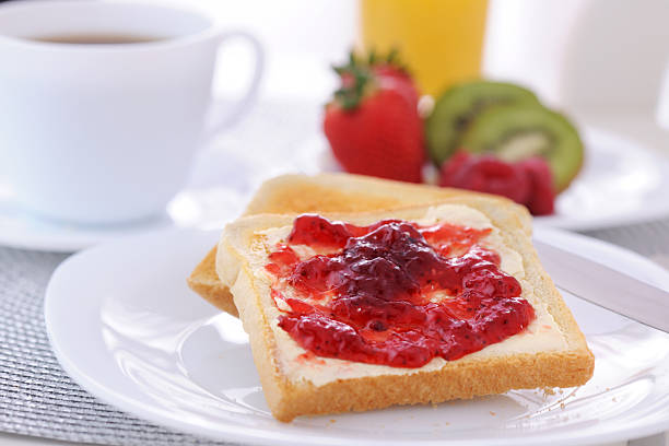 confiture de fraises et de pains - butter bread breakfast table photos et images de collection