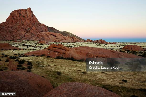 Berg Spitzkoppe Vor Sonnenaufgang Stockfoto und mehr Bilder von Namibia - Namibia, Niemand, Trockenlandschaft