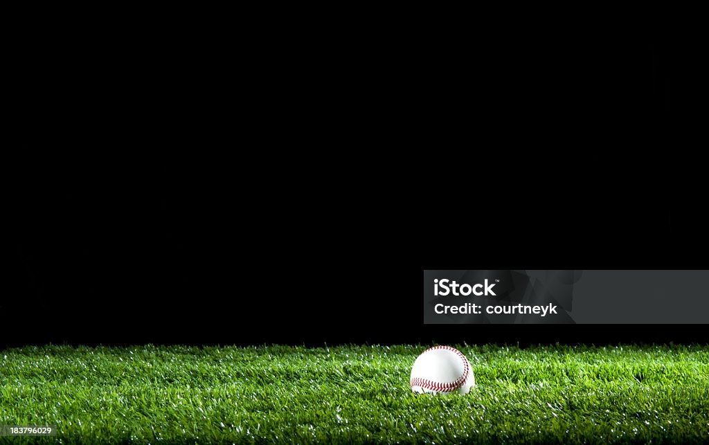 Baseball im Gras in der Nacht - Lizenzfrei Baseball-Spielball Stock-Foto