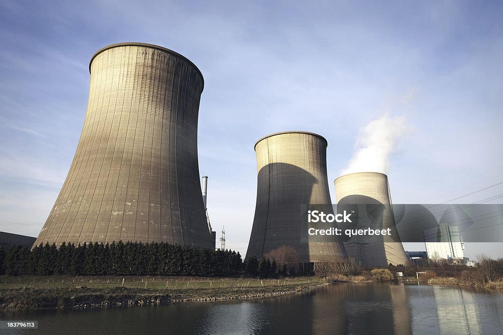 Großen Kraftwerk in der Nähe eines Flusses - Lizenzfrei Abgas Stock-Foto