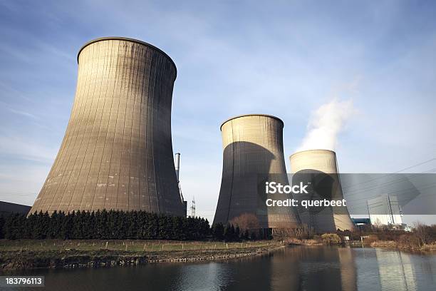 Großen Kraftwerk In Der Nähe Eines Flusses Stockfoto und mehr Bilder von Abgas - Abgas, Außenaufnahme von Gebäuden, Dampf