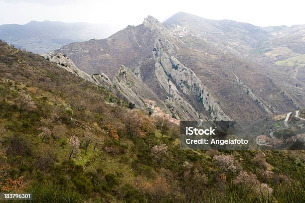 Castelmezzano Город — стоковые фотографии и другие картинки Без людей - Без людей, Гора, Горизонтальный