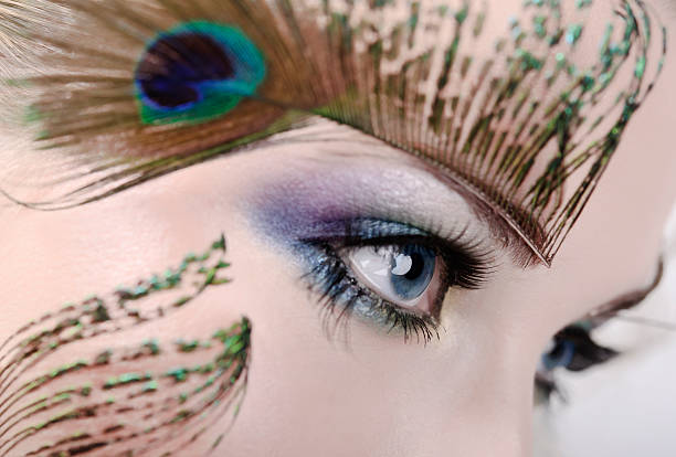 peacock completar - stage makeup peacock make up feather fotografías e imágenes de stock