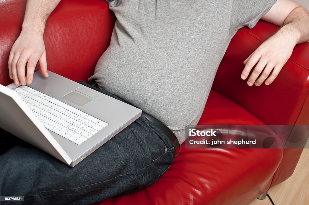 Homem com barriga saliente, de poedeiras no sofá - Royalty-free Adulto Foto de stock