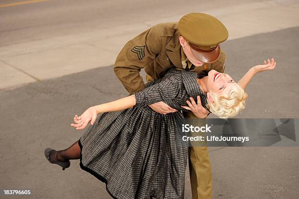 Photo libre de droit de Vintage Des Années 40 Soldat Américain Préparer À Baiser Sa Fille banque d'images et plus d'images libres de droit de Seconde guerre mondiale