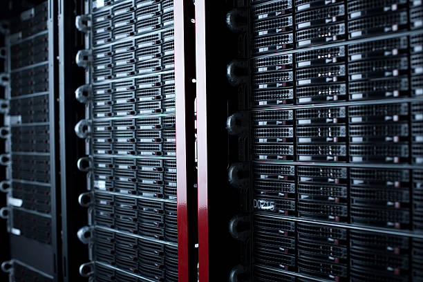 servidores de montaje en rack en un centro de datos - rackmount fotografías e imágenes de stock