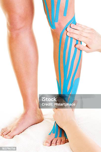 Physiotherapie Beine Stockfoto und mehr Bilder von Physiotherapie - Physiotherapie, Weißer Hintergrund, Attraktive Frau