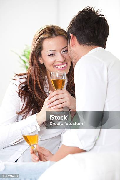 Jovem Casal Feliz Celebrando Com Champanhe - Fotografias de stock e mais imagens de 20-24 Anos - 20-24 Anos, Abraçar, Adulto