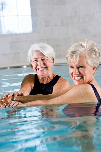 multiraciale femmes seniors dans l'eau cours d'aquagym - sc0450 photos et images de collection