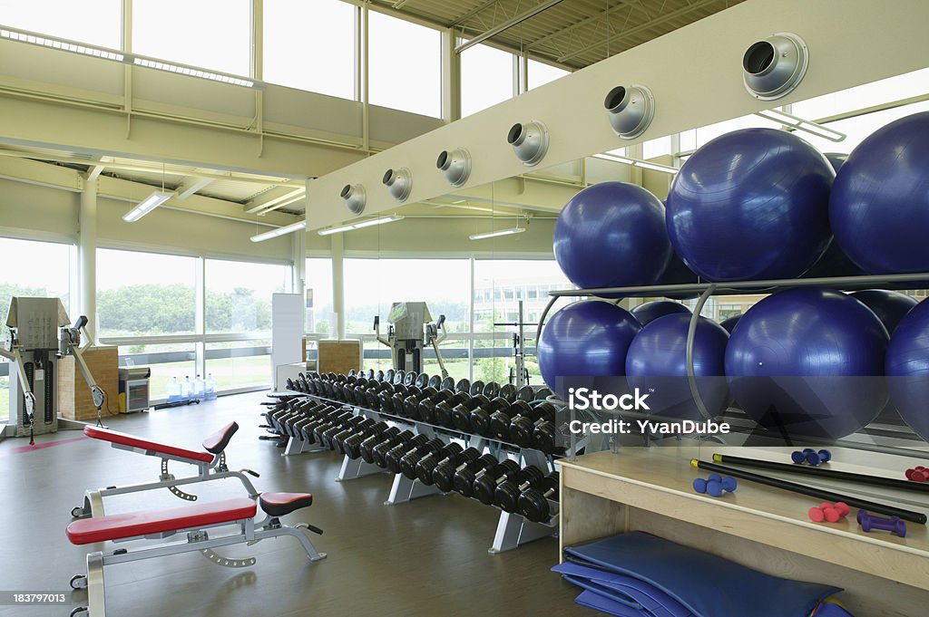 health club und Fitnessstudio mit ball und Gewicht - Lizenzfrei Anaerobes Training Stock-Foto