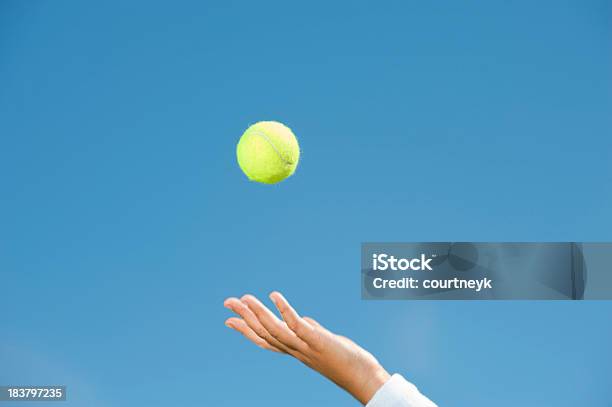 Photo libre de droit de Main Lancer Une Balle De Tennis banque d'images et plus d'images libres de droit de Balle ou ballon - Balle ou ballon, Lancer, Tennis