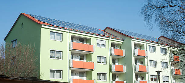 солнечная дом кондоминиум - klimaschutz стоковые фото и изображения