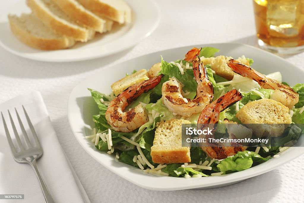 La salade César aux crevettes grillées - Photo de Aliment libre de droits
