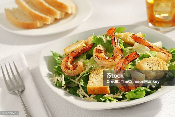 Photo libre de droit de La Salade César Aux Crevettes Grillées banque d'images et plus d'images libres de droit de Aliment - Aliment, Aliments et boissons, Asiago - Fromage