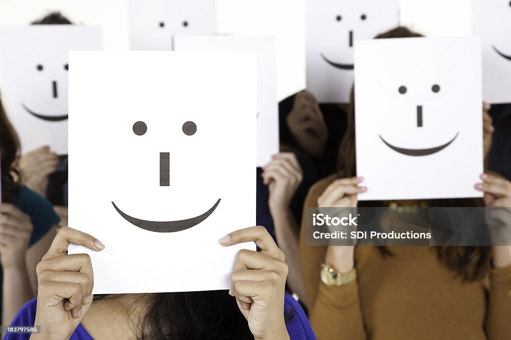 Счастливый человек держит улыбка лицо организма - Стоковые фото Эмотикон роялти-фри
