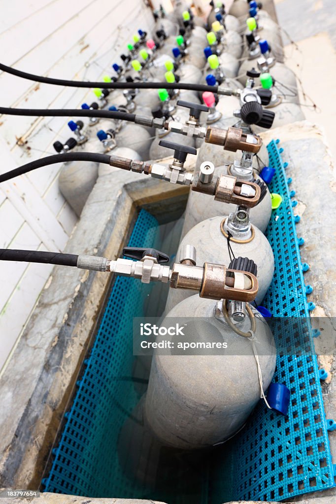 Cilinder carga de aire en un centro de buceo - Foto de stock de Acero libre de derechos
