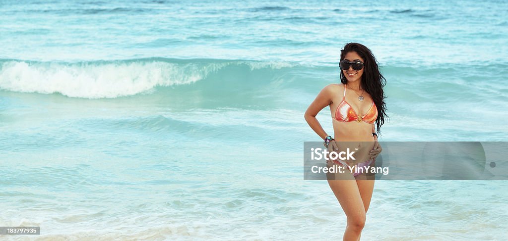 Latina Młoda kobieta wakacje na Karaibach plaży, Riviera Maya, Mexico - Zbiór zdjęć royalty-free (20-29 lat)