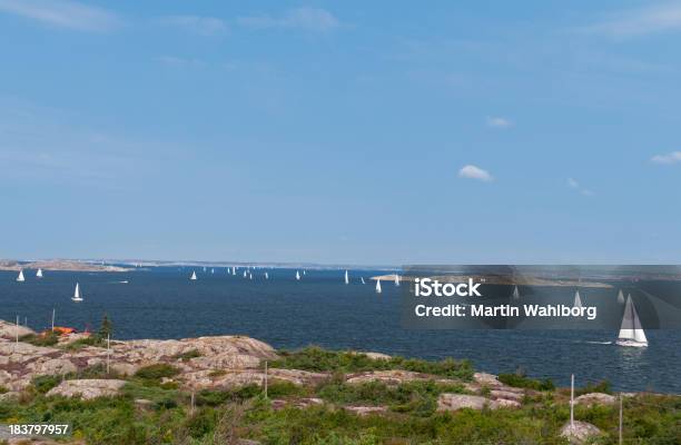 Mnóstwo Żagiel Na Wietrznym Letni Dzień - zdjęcia stockowe i więcej obrazów Archipelag - Archipelag, Bez ludzi, Bohuslän