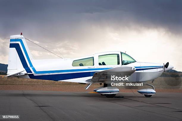 Aereo Privato - Fotografie stock e altre immagini di Velivolo ad elica - Velivolo ad elica, Vista laterale, Aereo privato