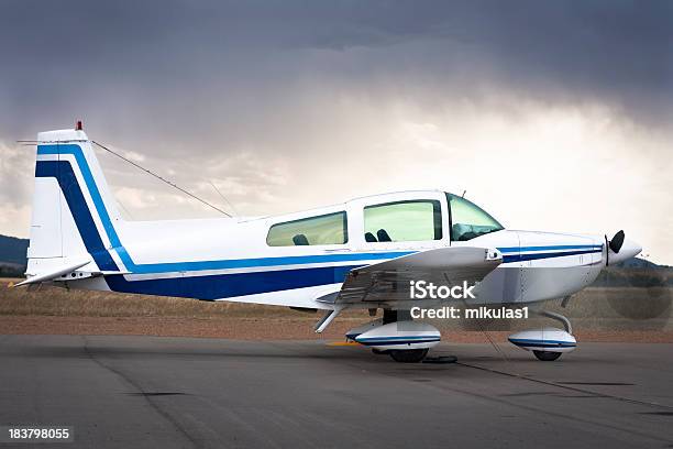 Avião Particular - Fotografias de stock e mais imagens de Avião Propulsor - Avião Propulsor, Vista Lateral, Avião Particular