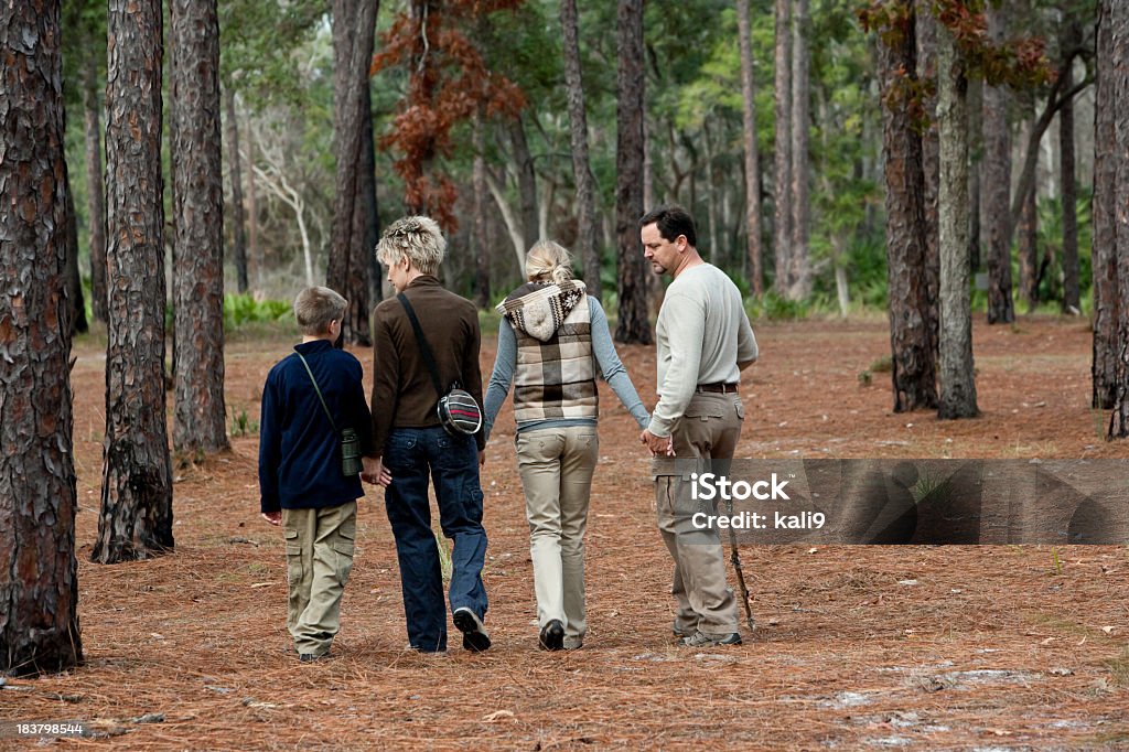 4 名のご家族ご一緒に公園の散歩 - 10歳から11歳のロイヤリティフリーストックフォト