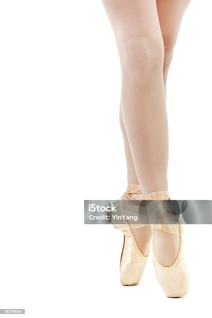 Артист балета ноги в Пуэнт обувь крупным планом на белом фоне - Стоковые фото Балет роялти-фри