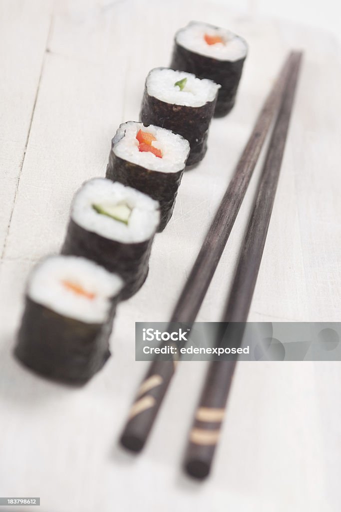 Маки-суши и палочки для еды - Стоковые фото Азиатского и индийского происхождения ро�ялти-фри