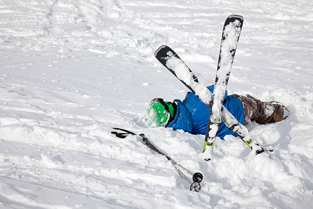 accidente de esquí - ski insurance fotografías e imágenes de stock