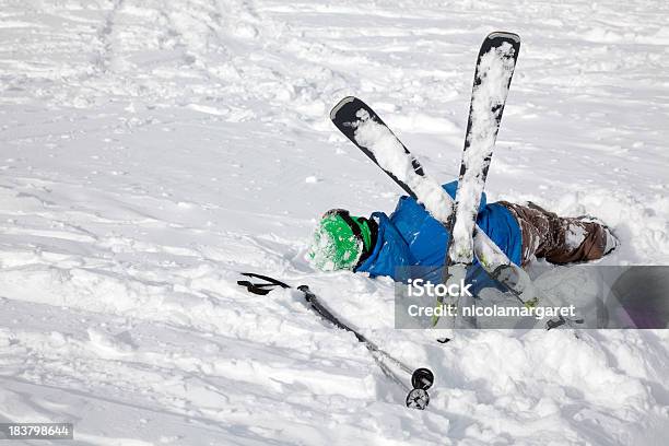 Foto de Acidente De Esqui e mais fotos de stock de Esqui - Esqui e snowboard - Esqui - Esqui e snowboard, Esqui - Equipamento esportivo, Dano Físico