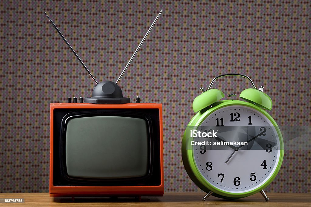 Old fashioned телевизор и время часы в гостиной - Стоковые фото Секундная стрелка роялти-фри