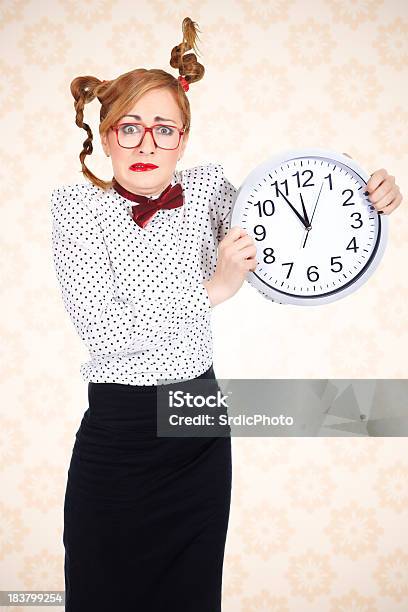 Funny Businesswoman Holding Big Reloj Y La Cara Jocosa Foto de stock y más banco de imágenes de Belleza de la naturaleza