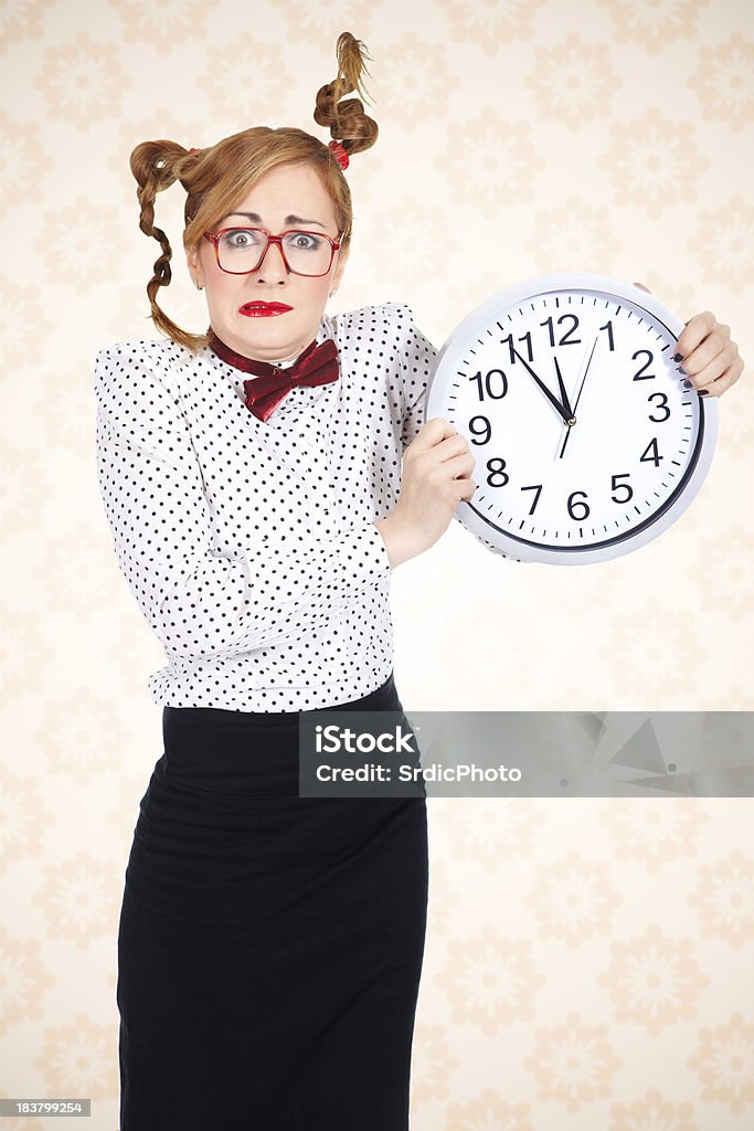 Drôle Femme d'affaires tenant grosse horloge et la drôle de tête - Photo de Beauté de la nature libre de droits