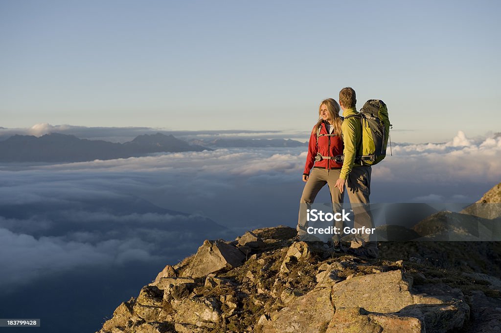 Escursionisti Goditi la vista del vertice - Foto stock royalty-free di 3000 Metri