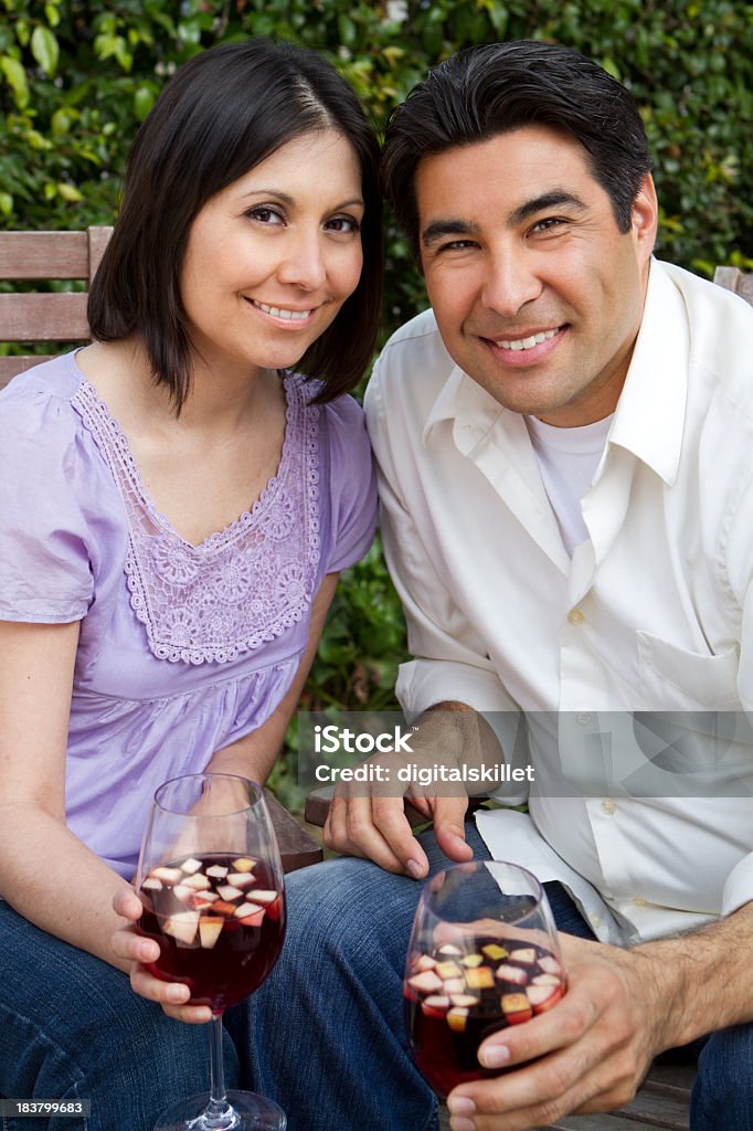 Pareja hispana - Foto de stock de Abrazar libre de derechos