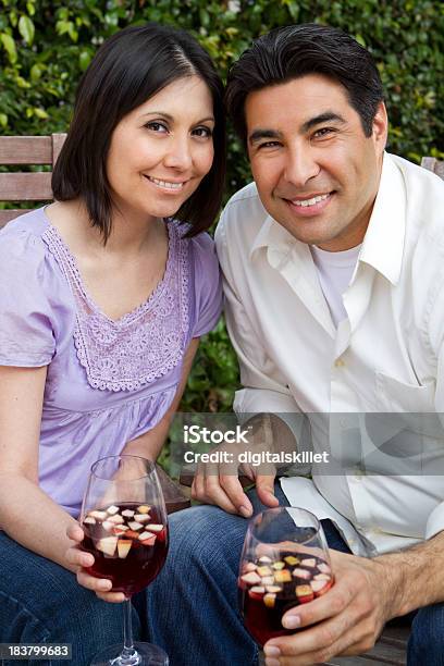 Hispanic Couple — стоковые фотографии и другие картинки Алкоголь - напиток - Алкоголь - напиток, Беззаботный, Близость