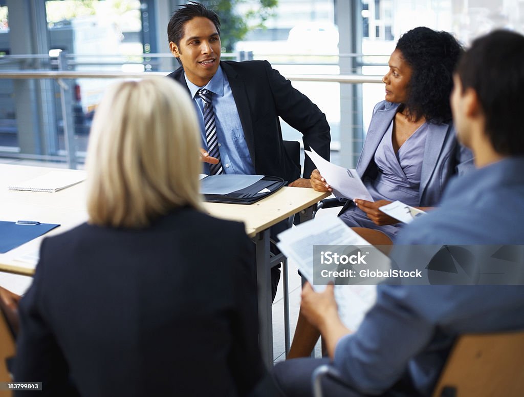 Homem se comunicar com a equipe executivo - Foto de stock de 20 Anos royalty-free