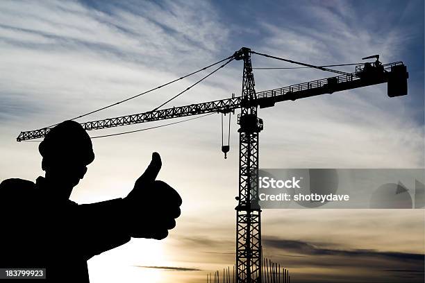 Foto de Crane E Trabalhador e mais fotos de stock de Arquiteto - Arquiteto, Artigo de vestuário para cabeça, Capacete - Equipamento