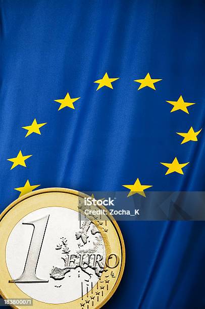 Moeda Da União Europeia E A Bandeira - Fotografias de stock e mais imagens de Unidade Monetária - Unidade Monetária, União Europeia, Unidade Monetária da União Europeia
