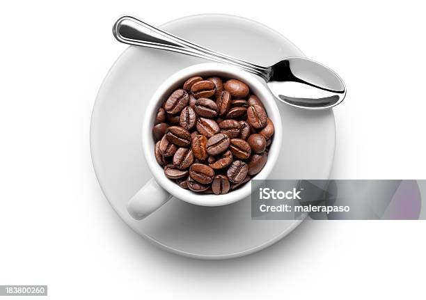 Photo libre de droit de Grains De Café Dans La Tasse banque d'images et plus d'images libres de droit de Café - Boisson - Café - Boisson, Grain de café torréfié, Café - Établissement de restauration