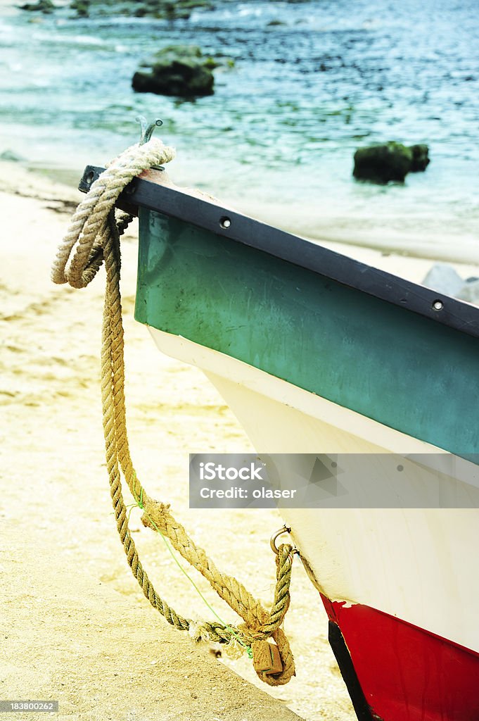 Cuerda en bow/front of old la pesca en bote - Foto de stock de Agua libre de derechos