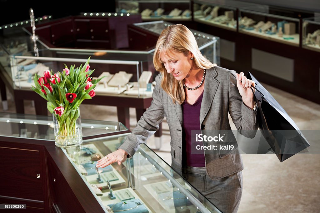 Mujer de compras en la tienda de joyas - Foto de stock de Joyería libre de derechos