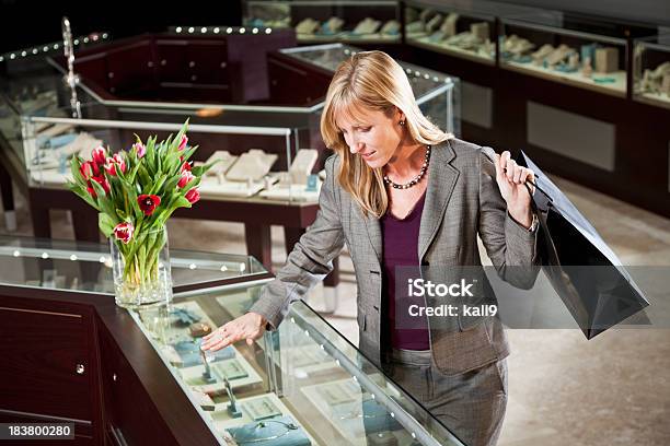 Mujer De Compras En La Tienda De Joyas Foto de stock y más banco de imágenes de Joyería - Joyería, Mujeres, Una sola mujer