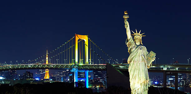 tokyo la nuit - réplique de la statue de la liberté odaiba photos et images de collection