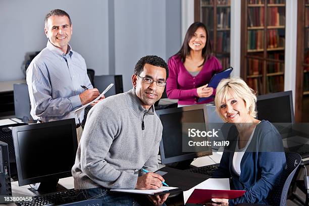 Grupo Multirracial De Adultos Trabajando En Laboratorio De Computación Foto de stock y más banco de imágenes de 50-59 años