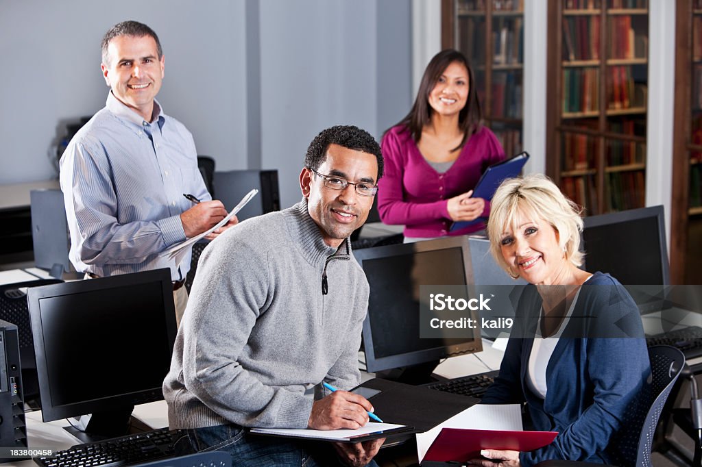 Multirracial grupo de adultos trabalhando em Laboratório de Informática - Royalty-free 50 Anos Foto de stock